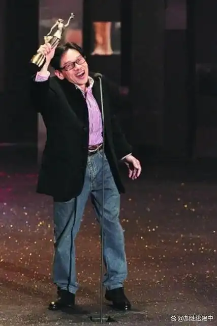 79岁再拿金像奖,生于广西身高不足一米五,他缘何成香港影坛大佬