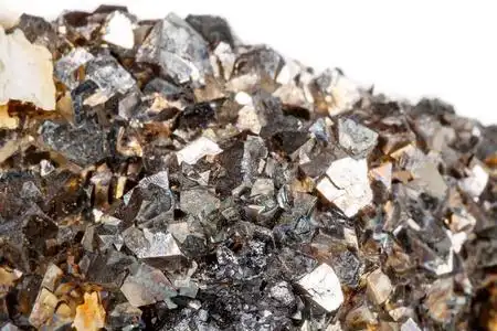 白色背景上的宏观矿物石砷黄铁矿照片