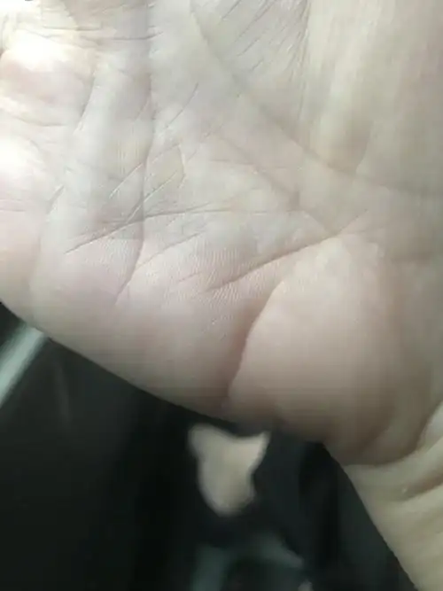 手上的这道横纹代表什么?谢谢