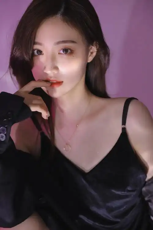 高颜值御姐美女吊带黑裙性感撩人写真