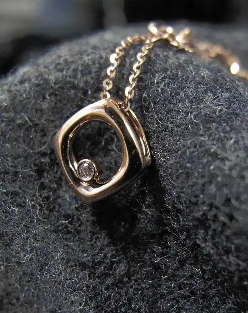 古莉 红18k金单粒钻石魔方钻石吊坠送银链