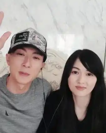 同时,林丽莹偷偷陪伴吴尊并且看电视学中文的时长,与吴尊将2004年结婚