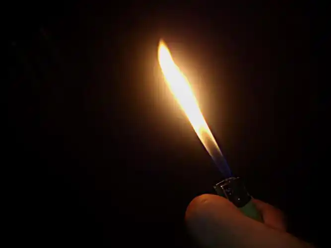 昨天照月亮发现,手机对着光源基本拍不出原本的效果,回去拍一张打火机