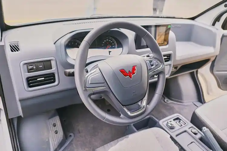 家里人想给做货运司机的老爸换辆面包车,今天五菱的新车扬光上市了