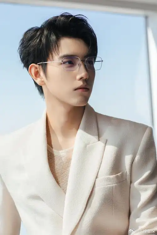 陈飞宇眼镜半永久吧##陈飞宇在窗边自拍