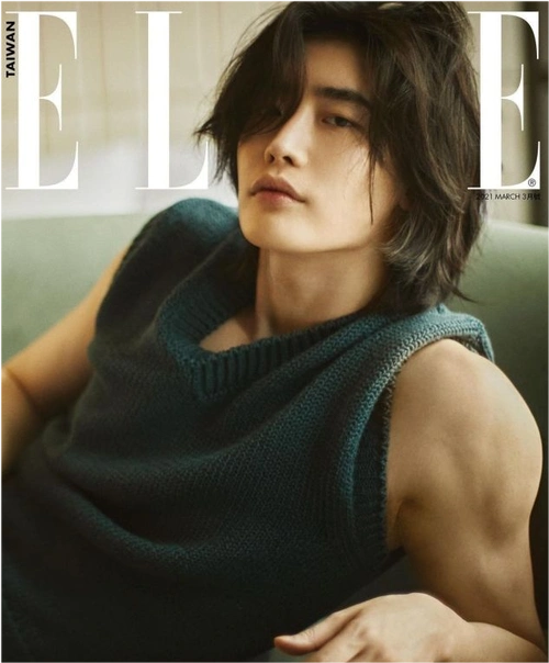 长发造型的文艺范李钟硕