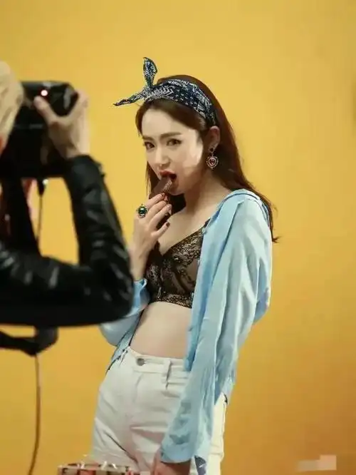 戚薇最新内衣广告写真_网易订阅