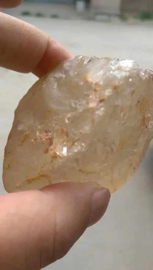 有一块透明石头求鉴定.