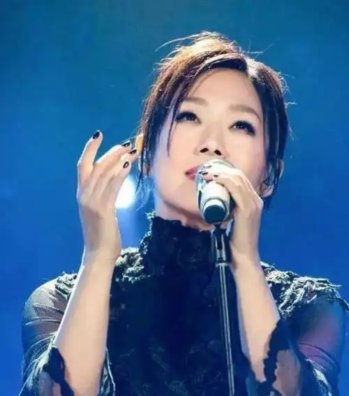 李宗盛林忆莲:离婚20年后,他三婚娶小27岁娇妻,她仍旧