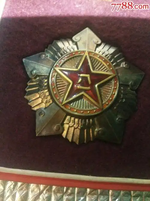 欣赏吉祥号三级八一勋章-价格:60000.0000元-se52501284-军功章/勋章-