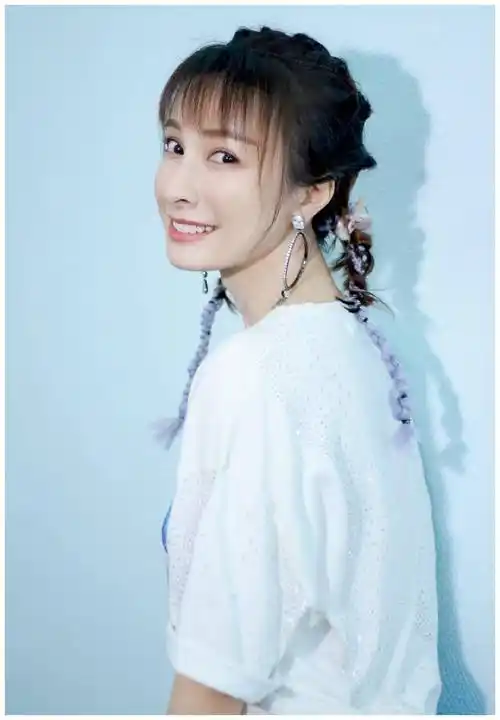 吴昕也太会打扮了,高马尾上串银色圆环,青春俏皮不像36岁_年龄_颜色