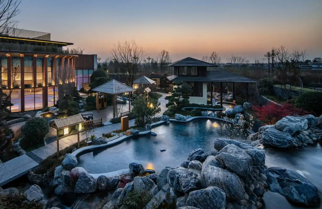 在备受温泉润泽的著名"白马涌泉"之地享受舒缓隐居新体验