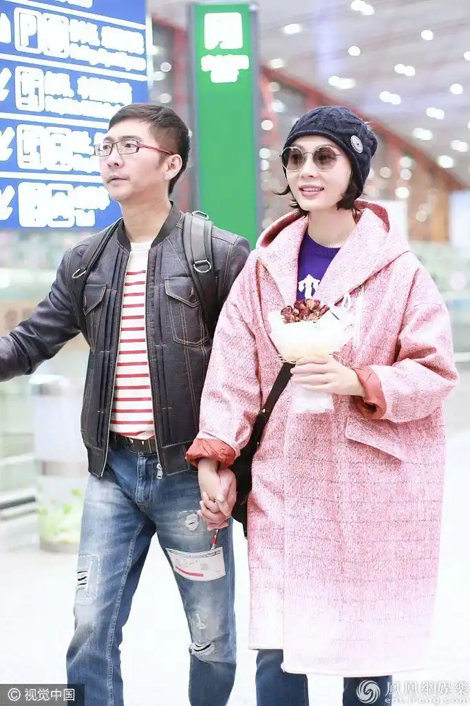 文艺夫妻视后陈数手捧小花少女感十足牵手钢琴家老公撒狗粮