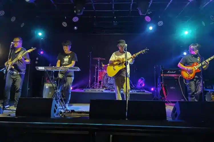 鸡蛋面乐队《我多想》7livehouse现场演出