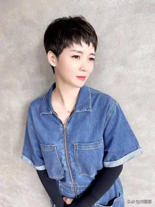 发型的选择方面还是可以选择一些打破常规的发型,不规则刘海短发就是