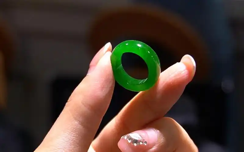 范冰冰同款辣绿翡翠,君宝上手秒变富婆太太!给九万能否拿下?