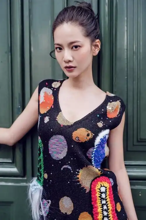 曾之乔巴黎街拍曝光 玩转活力帅气朋克风