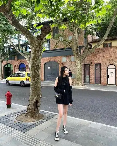 王中磊一家被偶遇,王文也生图暴露身材短板,娇妻侧脸五官扁平