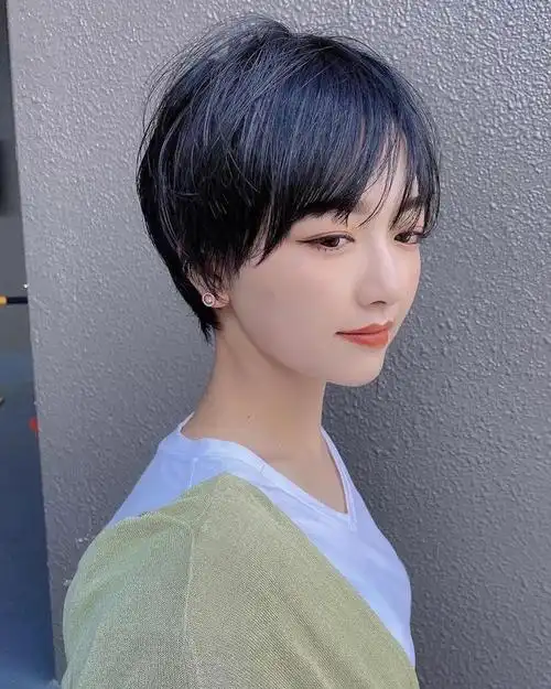 短发可以说是解暑发型的标配发型,超短的发型露出脖颈和耳朵,一看就很
