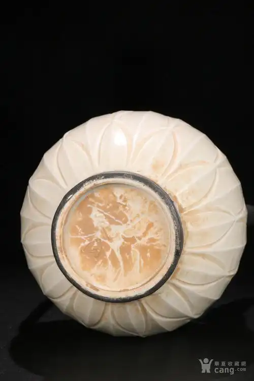华夏古玩城 瓷器 其它 > 北宋: 定窑白瓷 莲花纹 镶银茶壶