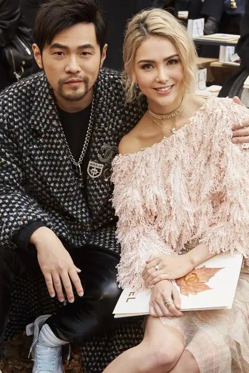 周杰伦搂昆凌看烟花看背影就像童话里的爱情