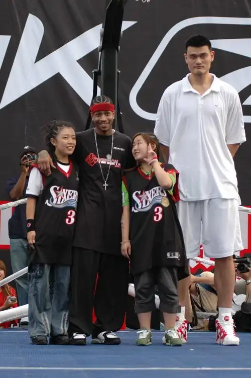 13:57  进入体育论坛  来源:tom篮球     艾弗森在官方的注册身高是1