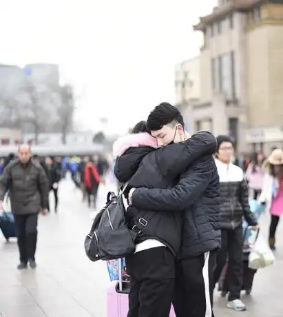 临近过年,也是情侣们的分别时,难分难舍的一幕在车站上演着