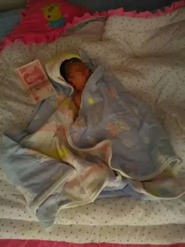 临颍瓦店镇发现一出生不久的男婴,帮忙扩散寻父母!