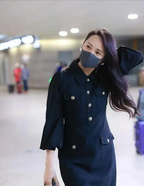 伊能静不愧是冻龄女神穿黑色连衣裙高挑纤瘦身材不像53岁