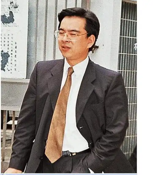 并且他们的生意更是做到首富李嘉诚那里2000年向展伟趁着互联网的机会