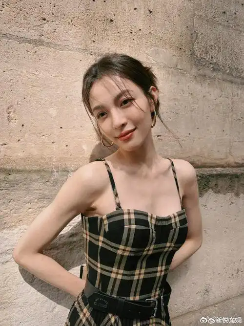 钟楚曦吊带格子裙##钟楚曦黑色皮衣