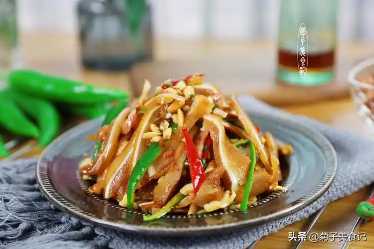 香味扑鼻的凉拌猪耳朵,做法非常简单,边拌边吃停不下来