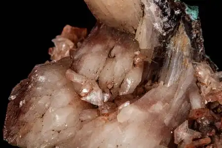 有光泽的黑色岩石纹理黑色背景下的石质钠长石矿物宏观照片