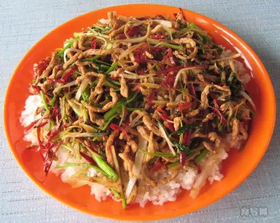 香辣肉丝盖饭