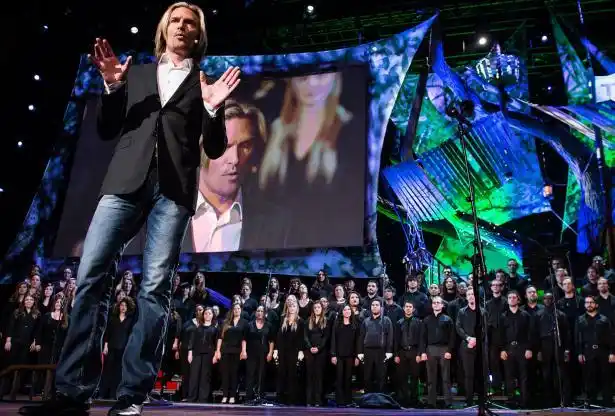 惠特克靠著聚集多国歌手,拼凑出由影片组成的虚拟合唱团而感动了数