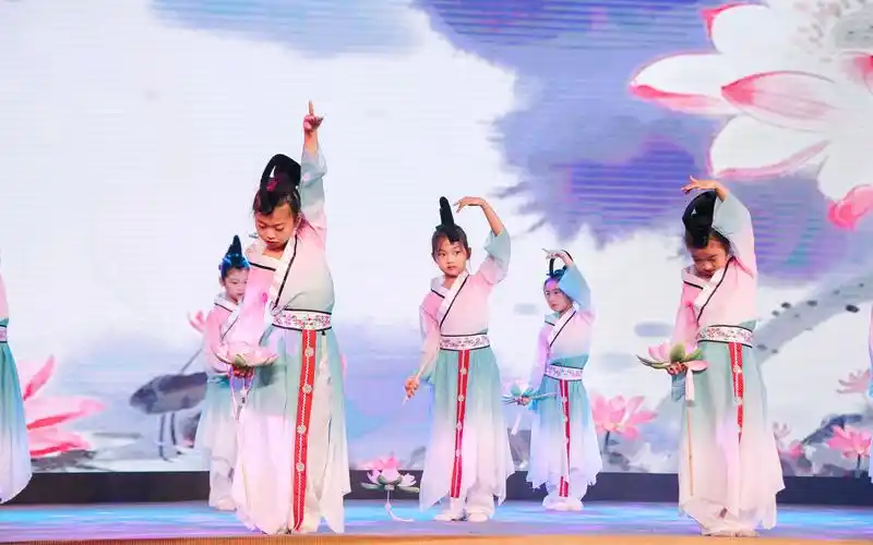 少儿中国舞舞台表演《步步生莲》