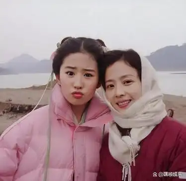 浏览完她们家族的照片后,发现他们全家都是出色的美丽之人.