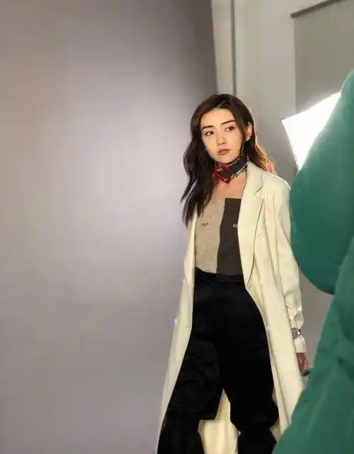 蒲巴甲未婚妻节后首晒照,周身胖两圈腹部隆起似有孕_梁洁_肚子_照片