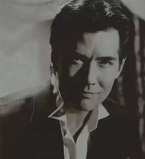 如今费翔的魅力更是不减反增,成为"封神"中的身材担当,年近六十的他