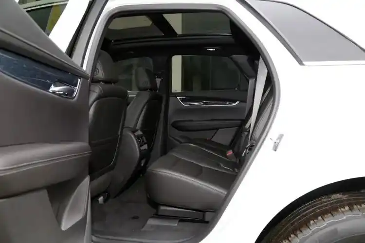 (凯迪拉克xt5后排)