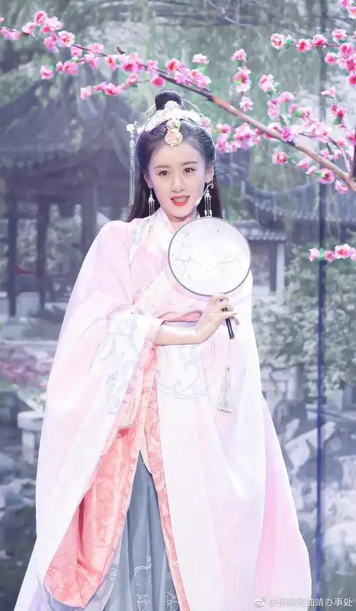 袁冰妍生日再现古装,战神将军化身貂蝉,圆扇遮脸引闭月