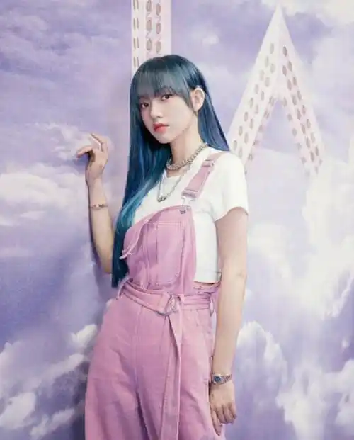 程潇迷雾蓝发色太惊艳,时尚不羁的造型,简直就像走进凡尘的仙子_气质