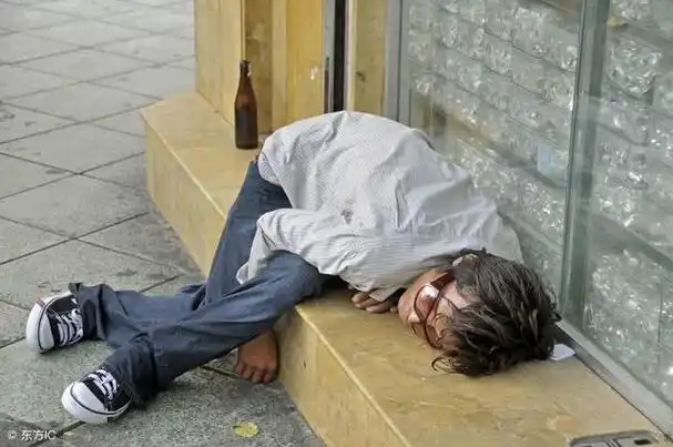 喝酒醉的男人酒前吃两口白酒随便喝轻松以1打5酒桌通关