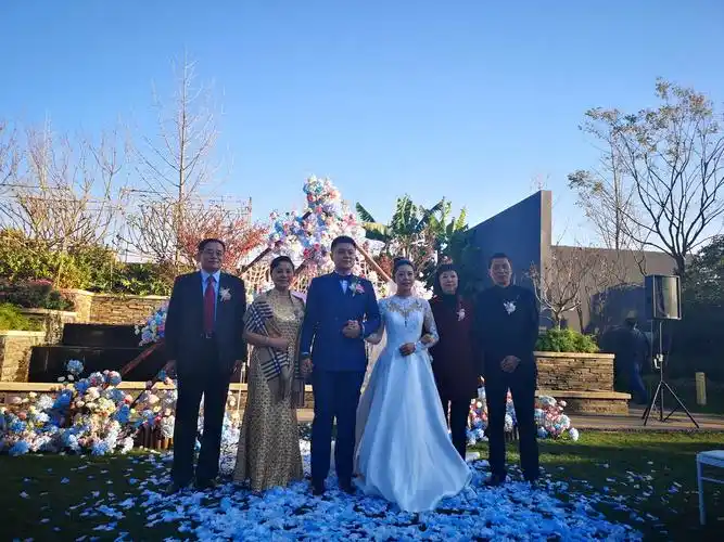 李震乘和胡梦婚礼现场随拍