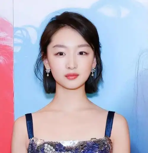 周冬雨晒素颜游玩照活泼可爱路边跳舞空灵感十足