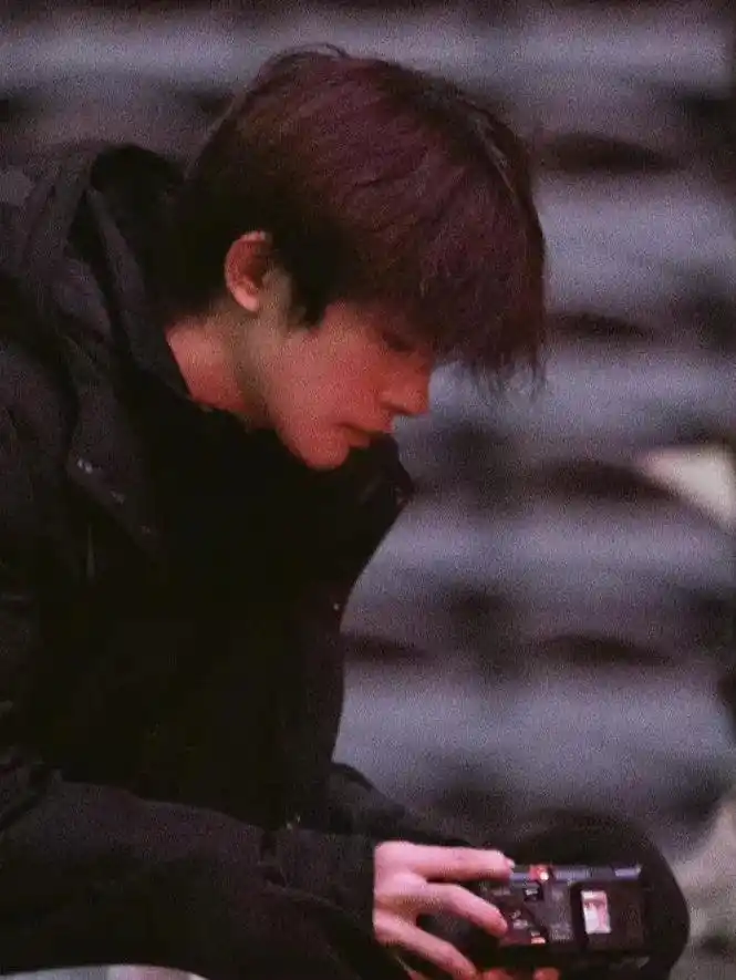 "玫瑰奉献给爱情" 平安喜樂~我的男孩#易烊千玺 #照片  - 抖音