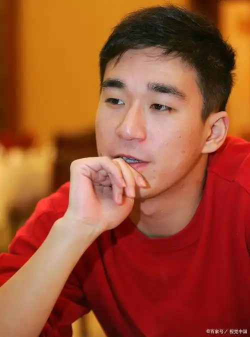 张默,这个曾经红极一时的演员,现在已经40岁了.