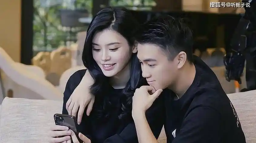 小细节展现高教养,何超欣也现身伴娘团_新郎_新娘_奚梦瑶