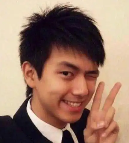 所以李现可以说是"盘顺条靓"的大男孩了,不过他却称自己学生时代几乎