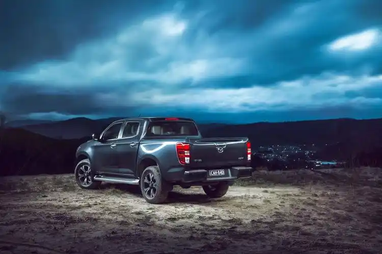 还嫌雷克萨斯的v8不够野不如看看30t的马自达皮卡